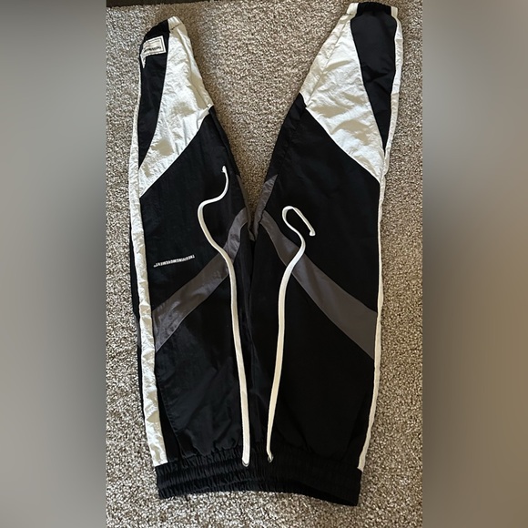 Nwot THE GIVING MOVEMENT
Relaxed Colour-block Sweatpants in RE-SHELL100© - Picture 6 of 9